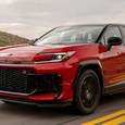 В Toyota признали, что переборщили с экранами. Компания готова вернуть физические кнопки и переключатели