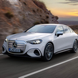 Представлен Mercedes-Benz C-Class нового поколения с подруливающими задними колёсами и 39-дюймовым экраном: машины уже сходят с конвейера