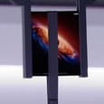 Подтягивания на смартфоне? Человек повис на шарнире Honor Magic V6, который выдержал необычное испытание