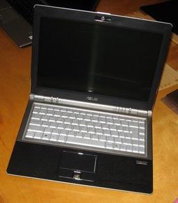 Компактный ноутбук ASUS U3 поможет сориентироваться на местности и покажет HD-видео