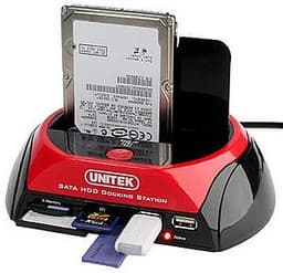 Док-станция Unitek для SATA-HDD оборудована кардридером и позволяет делать архивные копии в одно касание
