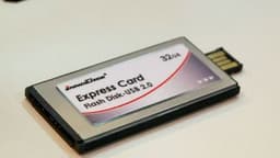 InnoDisk 32GB Flash Disk: накопитель с USB и ExpressCard одновременно