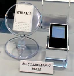 Hitachi Maxell показала в работе голографическую карточку памяти HROM размером чуть больше почтовой марки