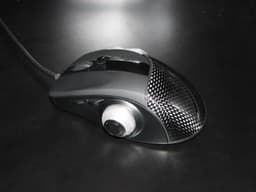 CES-2008: Sliverstone Sabertooth — мышь из углеродного волокна с переменным dpi