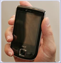 VGA-дисплей + 800-МГц процессор = коммуникатор ASUS P565