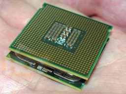 "Живые" фото четырёхъядерных 45-нм процессоров Intel Penryn и немного о новой V8