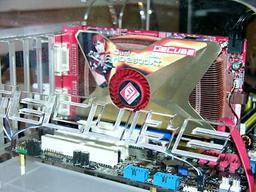 Фоторепортаж с выставки Computex, стенд GECUBE: видеокарты, супербыстрые 2600 XT, дуальные, малошумные и даже AGP
