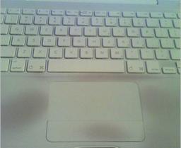 Apple заменит «пожелтевшие» MacBook