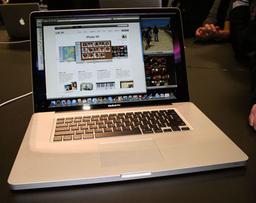 Apple задерживает доставку 17-дюймовых MacBook Pro