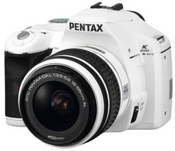 Pentax «весь в белом»: анонс ограниченной партии наборов из DSLR и двух объективов