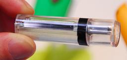 USB-накопитель использует солнечную батарею для питания встроенного экрана