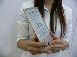 Seiko Epson показывает дисплей на базе электронной бумаги с разрешением 1600 х 1200 и весом в 57 г