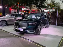 Monjaro выходит в премиум. Представлен новый Geely Monjaro L Plus — 5 метров длины, окраска как у Mercedes-Maybach, 313 л.с. и ИИ Super Eva
