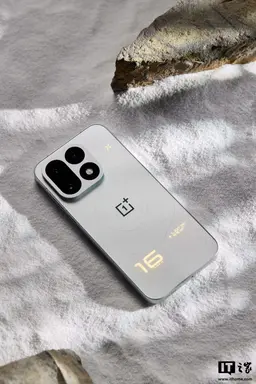 165 Гц, 9000 мА·ч и впервые «дышащая» подсветка: OnePlus 16 уже можно заказать в Китае, опубликованы живые фото нового флагмана