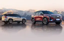 Новый Geely Atlas L вышел в Китае: 238-сильный гибрид, способный проехать 1200 км на одной заправке, — за 107 тыс. юаней (1,35 млн рублей)