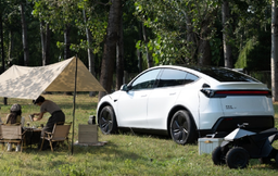 Представлена новая Tesla Model 3: большой экран, новый салон и отдача до 2,2 кВт