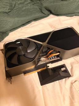 Новая функция GeForce RTX 4090 — саморазборка: у видеокарты GeForce RTX 4090 Founders Edition отвалился кусок радиатора почти сразу после того, как закончилась гарантия