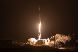 После нескольких переносов SpaceX запустила ракету с новыми спутниками связи