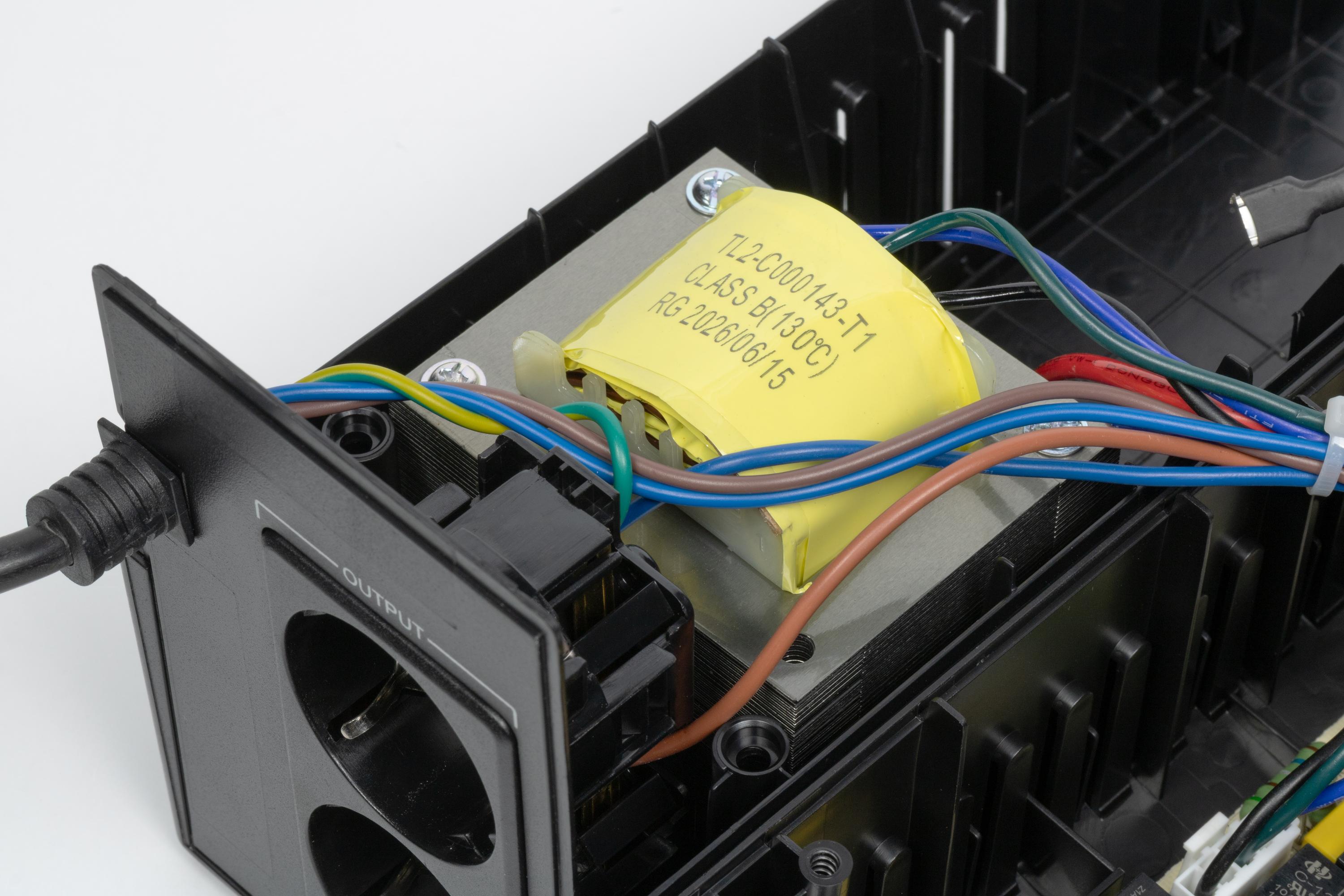 Внутреннее устройство ИБП Ippon Simple 650 Euro