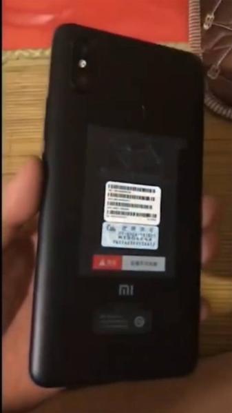 Фотогалерея дня: огромный Xiaomi Mi Max 3 в руках пользователя, фото 2