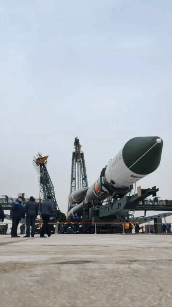«Союз» с «Прогрессом МС-25» уже на старте Байконура: фото и видео установки в вертикальное положение, фото 2