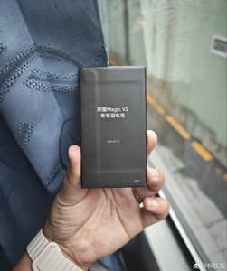 Супертонкий Honor Magic V2 получил супертонкий аккумулятор. Фотография элемента питания позволяет понять, как удалось сделать такой смартфон