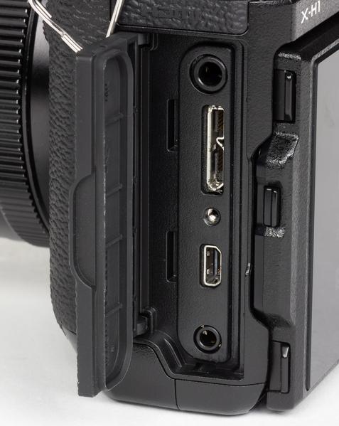 Слева под крышкой выведены разъемы для подключения внешнего микрофона, USB 3.0, HDMI и спускового тросика.