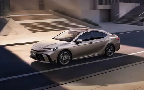 Новая Toyota Camry добралась до России — за 197-сильный гибрид просят 4,9 млн рублей