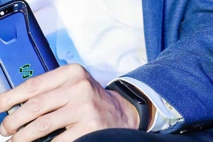 Глава Xiaomi показал фитнес-браслет Mi Band 3