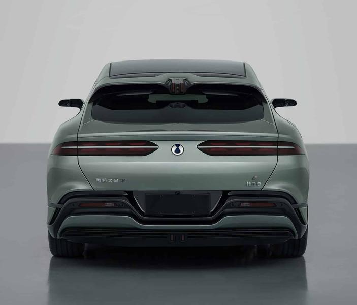 Люксовый флагман от Mercedes-Benz и BYD с системой «Глаз Бога» и управлением задними колёсами получит версию с четырьмя моторами и выйдет в Европе. Подробности о гибриде Denza Z9 GT, фото 2