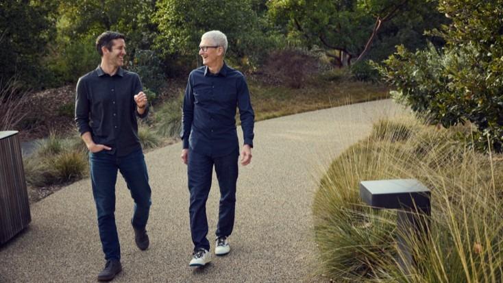 Тим Кук и Джон Тернус. Фото: Apple