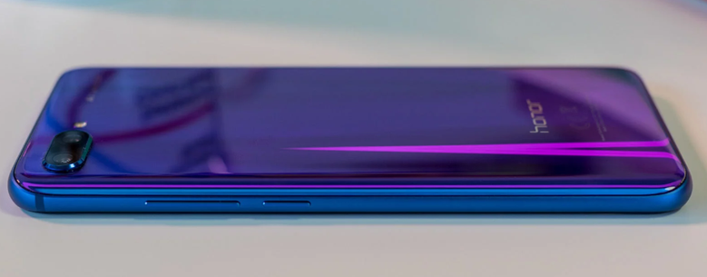Смартфон Honor 10 продаётся намного лучше, чем Samsung Galaxy S9, если сравнивать родные для производителей рынки