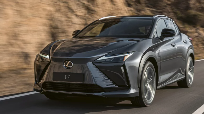 Lexus, и ты туда же? Компания будет использовать руль-штурвал, как у Tesla, фото 2