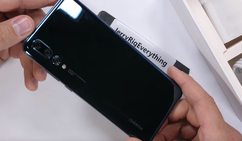 Смартфон Huawei P20 Pro лучше не сгибать, фото 1