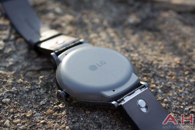LG готовится представить умные часы Watch Timepiece, которые будут совмещать полноценный экран с механическими стрелками, фото 1