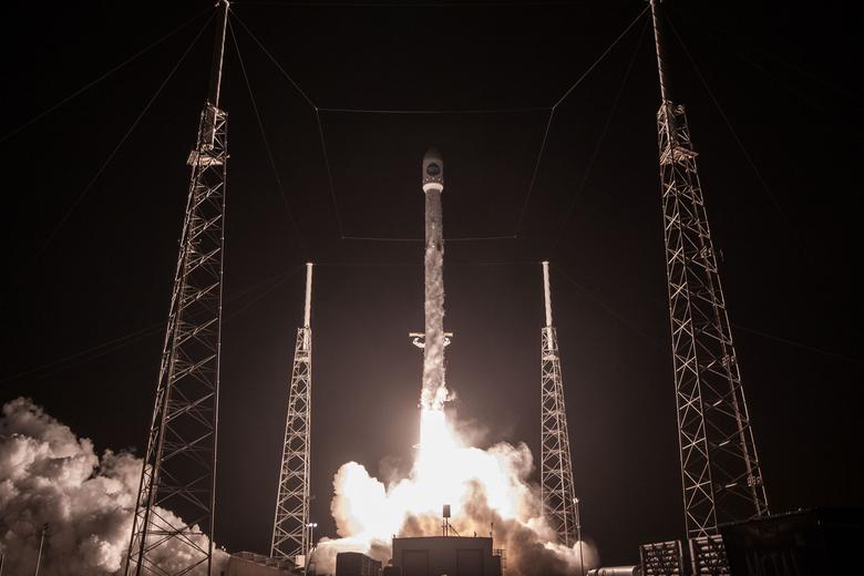 SpaceX может научиться возвращать и вторые ступени своих ракет, используя гигантские воздушные шары, фото 1