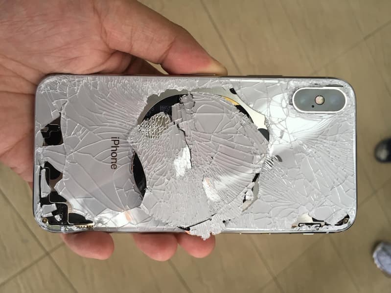 Стоимость замены заднего стекла в iPhone XS Max равна стоимости нового смартфона iPhone 8