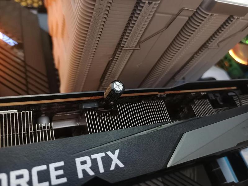 «Теперь карта работает даже лучше, чем до ремонта». GeForce RTX 3070 оживили с помощью конденсатора от старого радио
