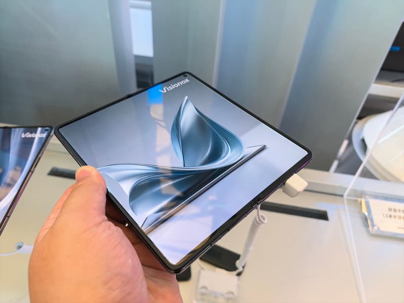 Складка незаметна даже после 200 тыс. складываний: представлен AMOLED-экран для новых смартфонов от Visionox