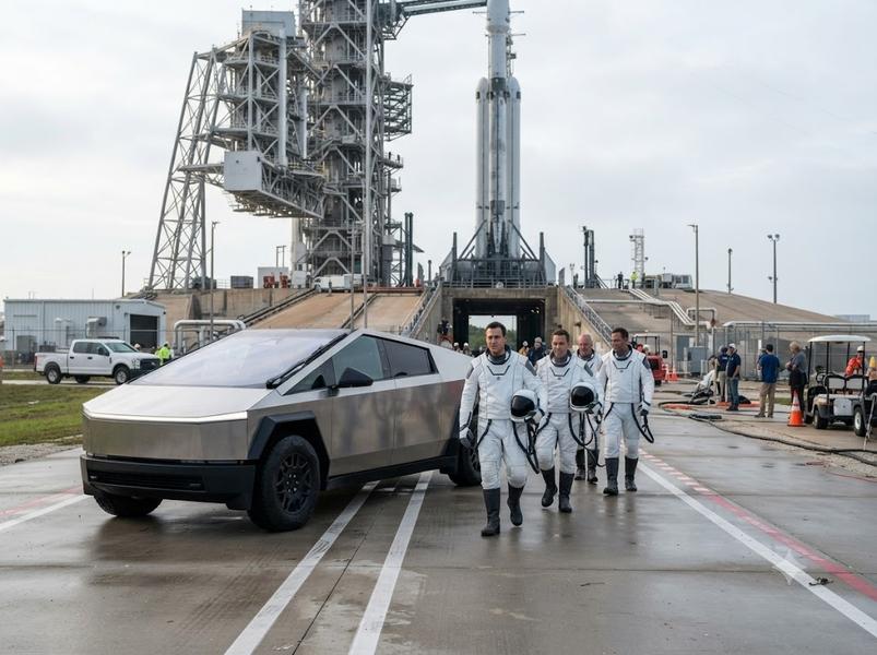 NASA доверило эвакуацию экипажа Crew-13 Tesla Cybertruck вместо броневиков Tesla Cybertruck на стартовой площадке SpaceX