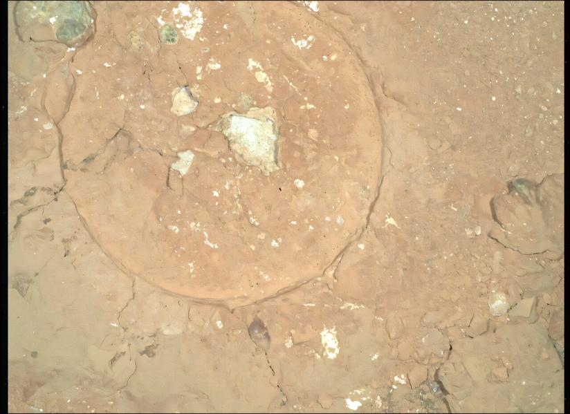 Марсоход NASA Mars Perseverance получил это изображение абразионного отпечатка Malgosa Crest в Serpentine Rapids, с помощью с