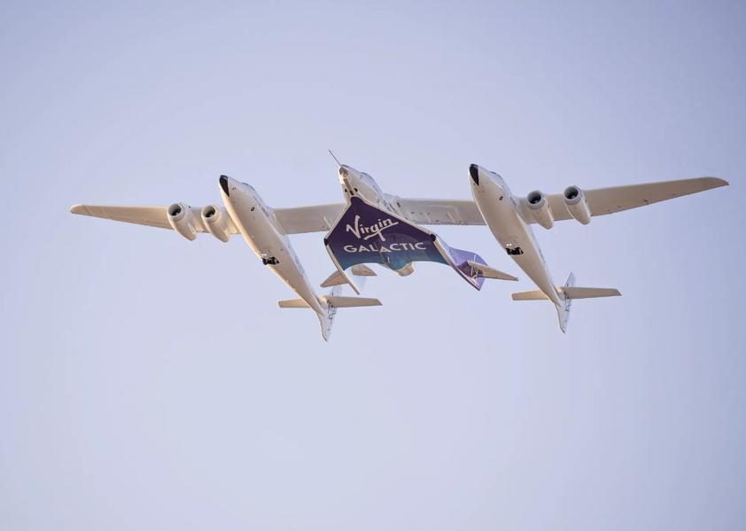 Суборбитальный космический самолёт VSS Unity компании Virgin Galactic, прикрепленный к самолёту VMS Eve. Источник: Virgin Gal