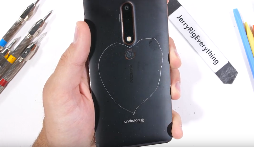 Смартфон Nokia 6.1 успешно прошёл все испытания блогера JerryRigEverything