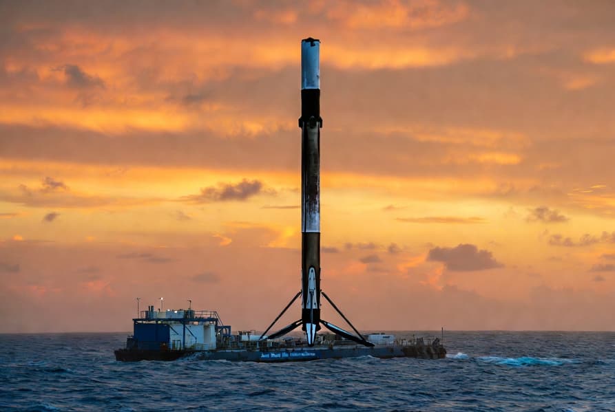 Ракета буквально «танцевала» из стороны в сторону: SpaceX рассказала о Falcon 9, который едва не был уничтожен, пережил замену всех двигателей и совершил еще 31 полет