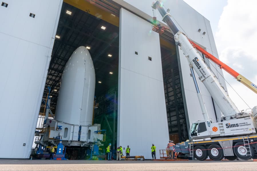 27-метровые 18-тонные ворота установлены на космодроме Blue Origin после взрыва ракеты New Glenn