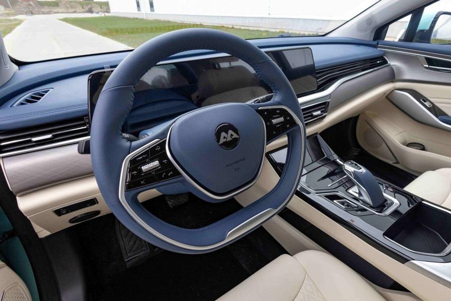 Российский автопроизводитель, который возглавил рынок электромобилей в 2025 году, расширяет свою линейку втрое. Озвучены планы «Амберавто» на 2026 год, фото 1