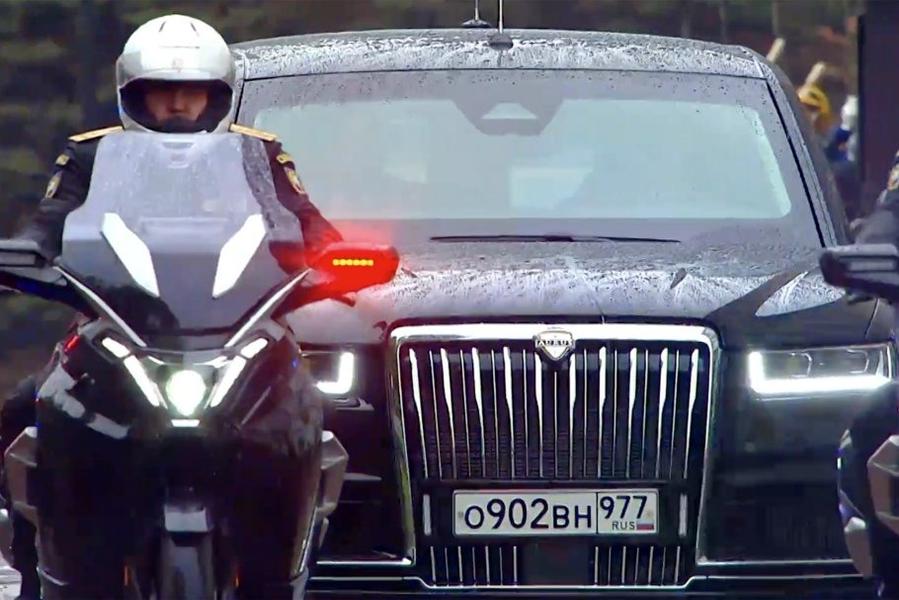 Электромотоциклы Aurus Merlon сопровождают кортеж президента РФ. / Ruptly/ RG.RU