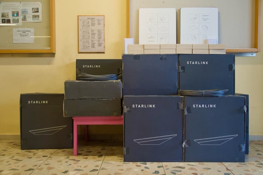 Еще одна страна подключает больницы к Starlink: интернет Илона Маска появится сразу в 300 медучреждениях Сьерра-Леоне