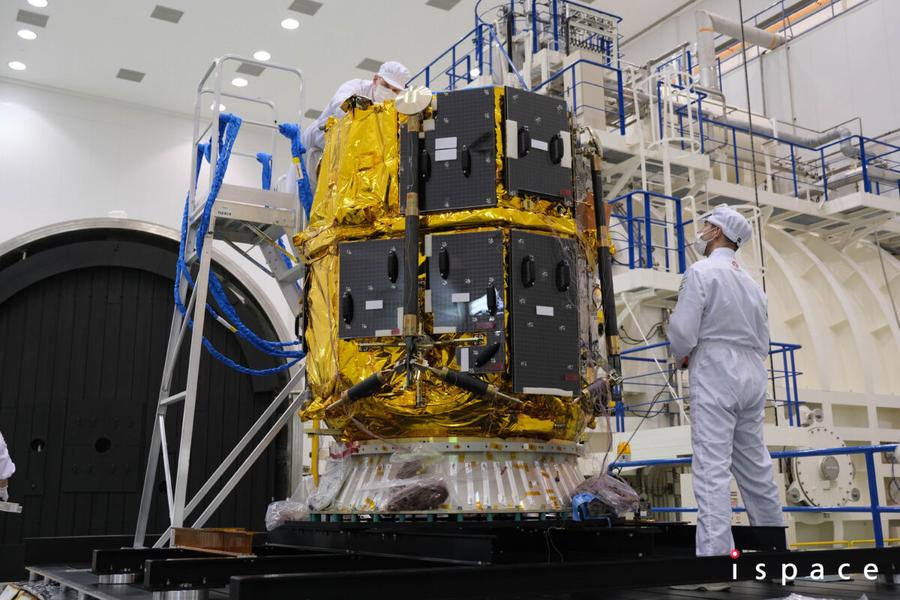 Инженеры ispace готовят лунный модуль Resilience к испытаниям на объекте JAXA в Цукубе, (Япония).Источник: ispace