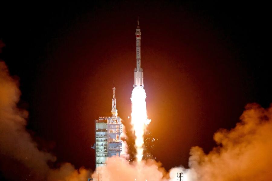 Старт ракеты Long March-2F с космическим аппаратом «Шэньчжоу-19» стартует с космодрома Цзюцюань.Источник: CMSA